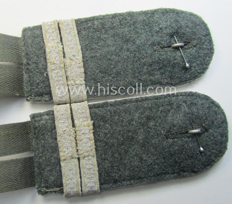 Hardly worn - fully matching and scarcely encountered! - pair of WH (Heeres) later-war period- (ie. 'simplified'- ie. 'M44- o. M45'-pattern) EM-type shoulderstraps as intended for a: 'Soldat u. Offiz.-Anwärter der Infanterie-Trpn.' — image 4