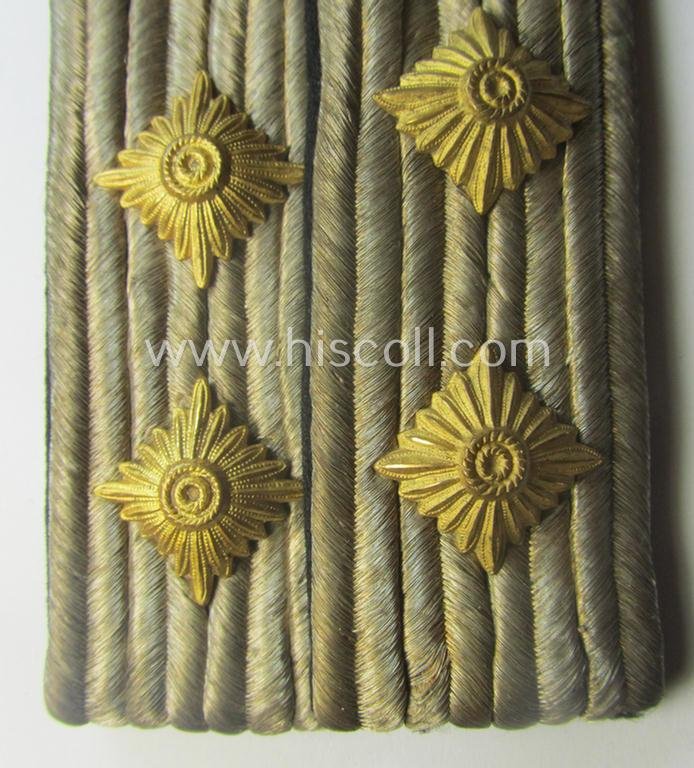 Pair of WH (KM) officers'-type shoulderboards: 'Kapitänleutnant der Kriegsmarine' — image 2