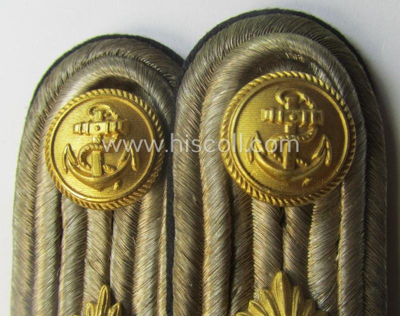 Pair of WH (KM) officers'-type shoulderboards: 'Kapitänleutnant der Kriegsmarine' — image 3