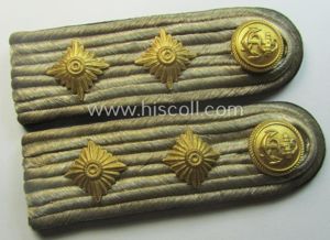 Pair of WH (KM) officers'-type shoulderboards: 'Kapitänleutnant der Kriegsmarine'