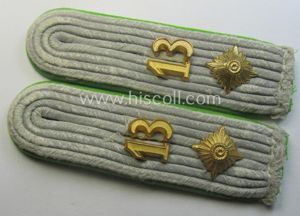 Pair of WH (Heeres) officers'-type shoulderboards: 'Oberleutnant des Grenadier-Rgts. 13'