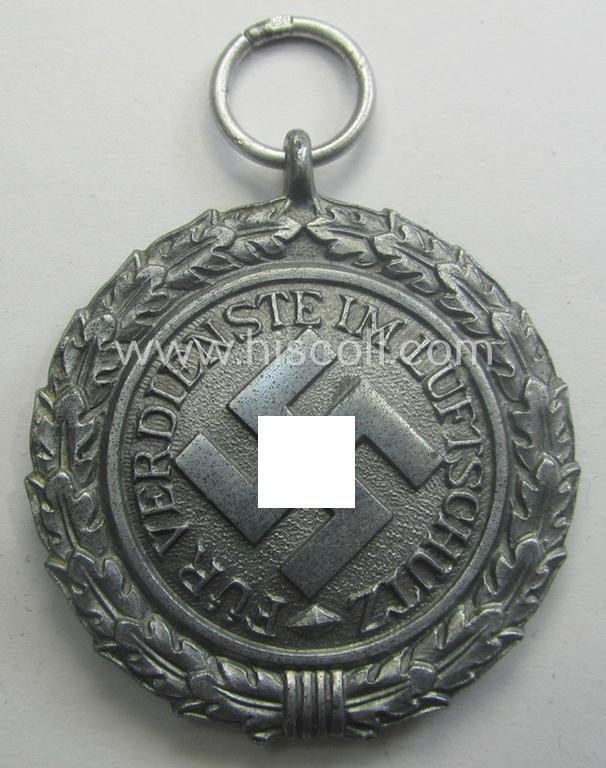 'Luftschutz-Ehrenzeichen 2. Stufe' being a maker- (ie. '10'-) marked example, as executed in zinc-based metal (ie. 'Feinzink') and that comes stored in its (scarcely seen!) 'Zellstoff'-based pouch by the maker: 'Katz u. Deyhle' — image 2