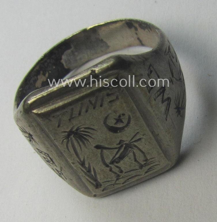 WH (LW-/Heeres- ie. 'Deutsches Afrikakorps'-) related, metal-based (ie. silver-coloured- and/or I deem genuine silver-based) so-called: 'souvenir'-ring depicting an engraved palmtree and desert scenery and showing the text: 'Tunis' — image 2