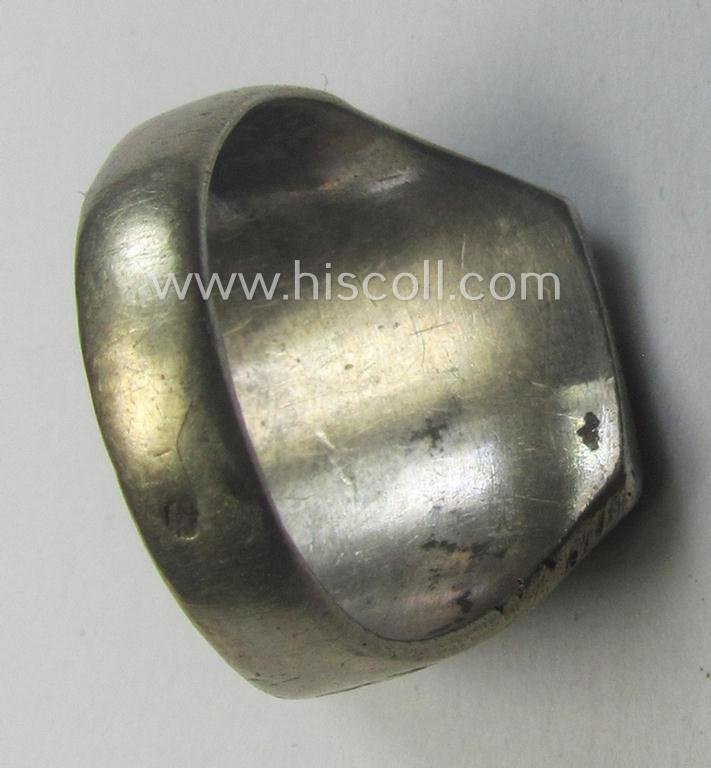 WH (LW-/Heeres- ie. 'Deutsches Afrikakorps'-) related, metal-based (ie. silver-coloured- and/or I deem genuine silver-based) so-called: 'souvenir'-ring depicting an engraved palmtree and desert scenery and showing the text: 'Tunis' — image 3