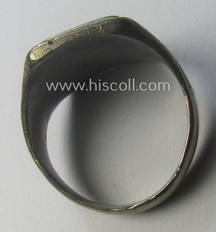 WH (LW-/Heeres- ie. 'Deutsches Afrikakorps'-) related, metal-based (ie. silver-coloured- and/or I deem genuine silver-based) so-called: 'souvenir'-ring depicting an engraved palmtree and desert scenery and showing the text: 'Tunis' — image 4