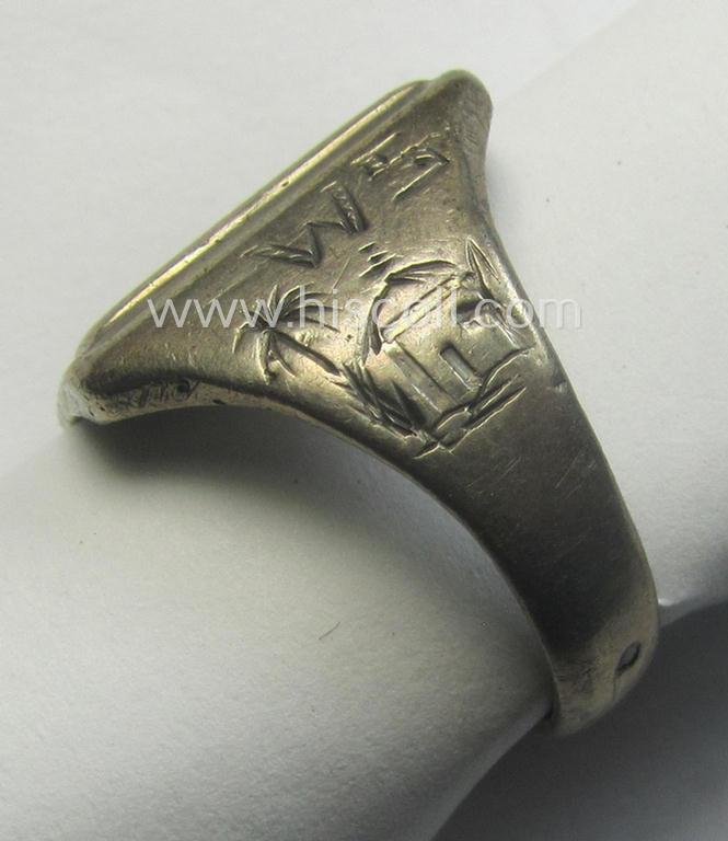 WH (LW-/Heeres- ie. 'Deutsches Afrikakorps'-) related, metal-based (ie. silver-coloured- and/or I deem genuine silver-based) so-called: 'souvenir'-ring depicting an engraved palmtree and desert scenery and showing the text: 'Tunis' — image 6