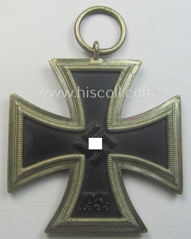 'Eisernes Kreuz II. Klasse' being a maker- (ie. '40'-) marked example that comes together with its non-confectioned ribbon (ie. 'Bandabschnitt') by the maker (ie. 'Hersteller'): 'Berg & Nolte' — image 2