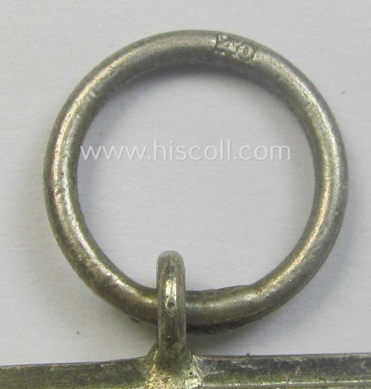 'Eisernes Kreuz II. Klasse' being a maker- (ie. '40'-) marked example that comes together with its non-confectioned ribbon (ie. 'Bandabschnitt') by the maker (ie. 'Hersteller'): 'Berg & Nolte' — image 3