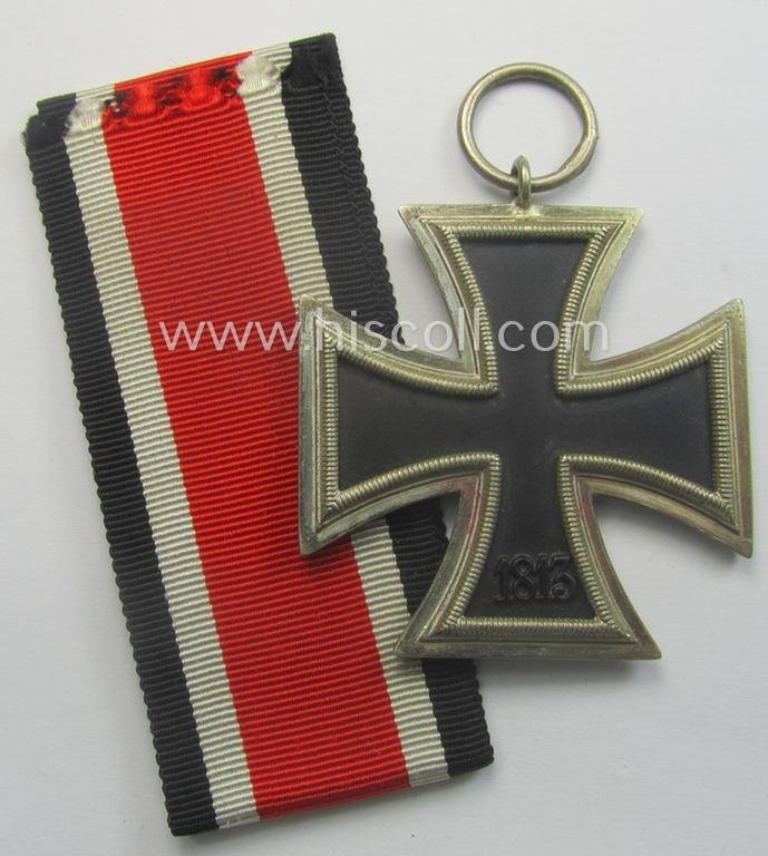 'Eisernes Kreuz II. Klasse' being a maker- (ie. '40'-) marked example that comes together with its non-confectioned ribbon (ie. 'Bandabschnitt') by the maker (ie. 'Hersteller'): 'Berg & Nolte' — image 4