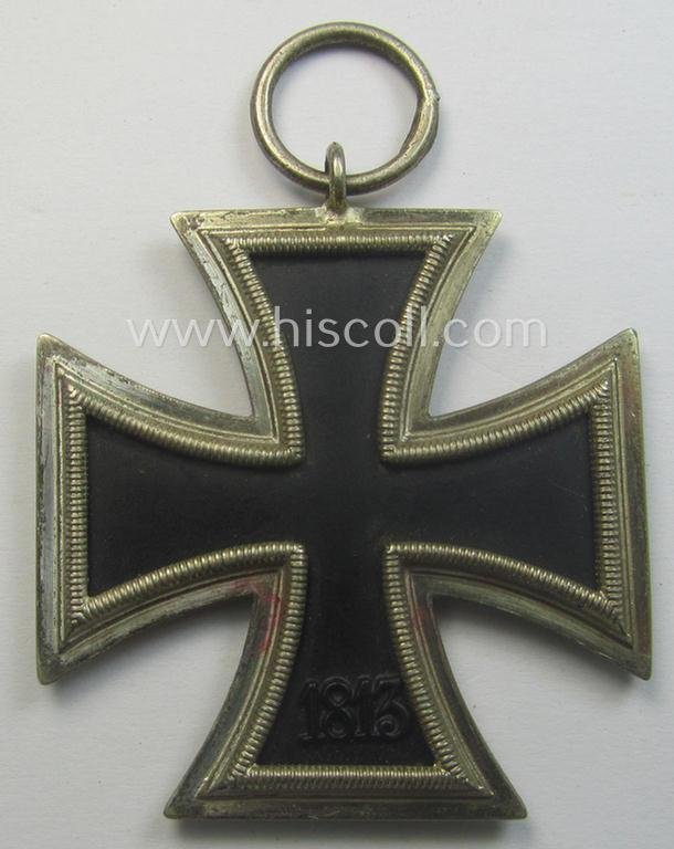 'Eisernes Kreuz II. Klasse' being a maker- (ie. '40'-) marked example that comes together with its non-confectioned ribbon (ie. 'Bandabschnitt') by the maker (ie. 'Hersteller'): 'Berg & Nolte' — image 5