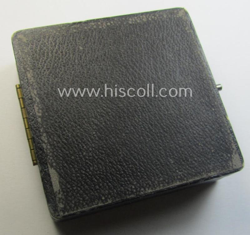 'Eisernes Kreuz 1. Klasse' (or: Iron Cross 1st class) being a (typical) non-marker-marked example by the maker: 'B.H. Mayer's Kunstprägeanstalt' and that comes in its original etui as issued- and /or moderately used — image 10