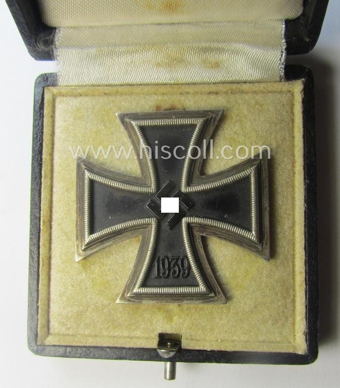 'Eisernes Kreuz 1. Klasse' (or: Iron Cross 1st class) being a (typical) non-marker-marked example by the maker: 'B.H. Mayer's Kunstprägeanstalt' and that comes in its original etui as issued- and /or moderately used — image 6