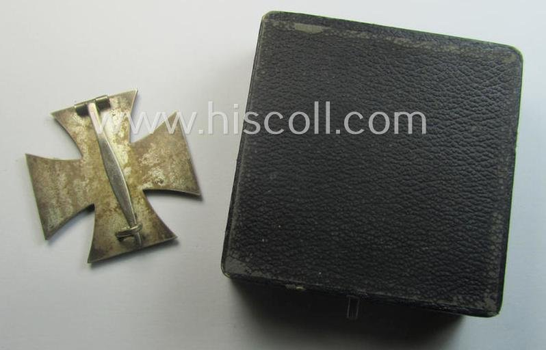 'Eisernes Kreuz 1. Klasse' (or: Iron Cross 1st class) being a (typical) non-marker-marked example by the maker: 'B.H. Mayer's Kunstprägeanstalt' and that comes in its original etui as issued- and /or moderately used — image 7