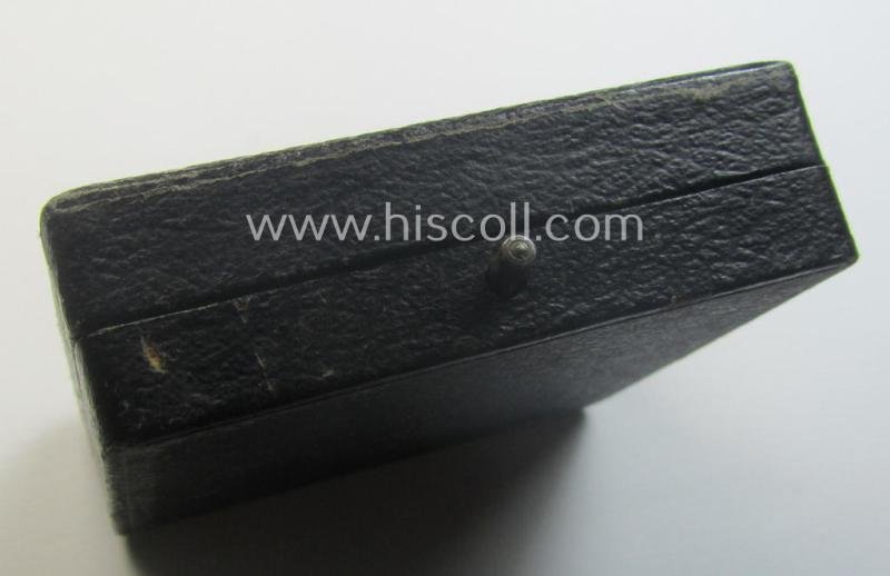 'Eisernes Kreuz 1. Klasse' (or: Iron Cross 1st class) being a (typical) non-marker-marked example by the maker: 'B.H. Mayer's Kunstprägeanstalt' and that comes in its original etui as issued- and /or moderately used — image 9