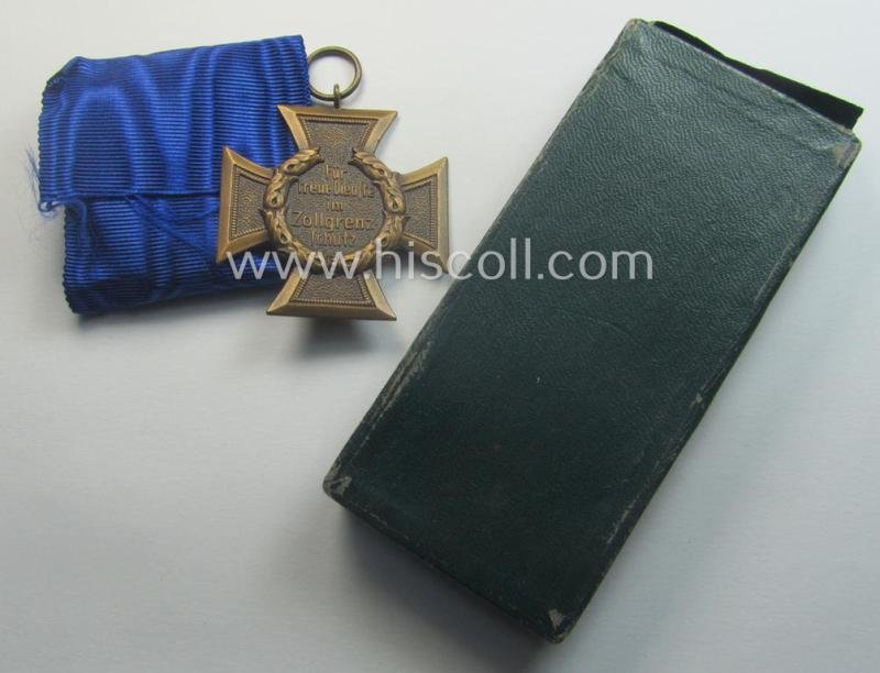 'Zollgrenzschütz-Ehrenzeichen' (or: customs loyal-service medal) that comes together with its full-length ribbon (ie. 'Bandabschnitt') and that comes stored in its (incomplete) etui — image 2