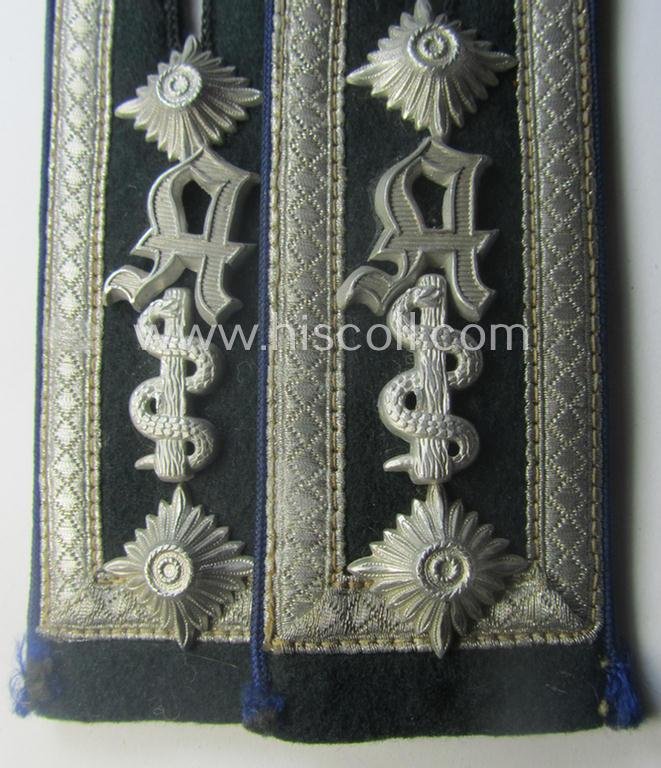 Pair of WH (Heeres), 'cyphered', so-called: 'M36 o. M40'-NCO-type shoulderstraps as was intended for usage by an: 'Oberfeldwebel einer Sanitäts-Abteilung und Mitglied einer Ärtzlichen Akademie des Heeres' — image 2