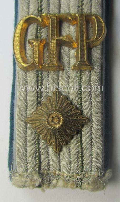 Single - and very scarcely encountered! - 'cyphered', officers'-type shoulderboard for a WH (Heeres) 'Feldpolizeiobersekretär o. Inspektor der Geheime Feldpolizei' (being of a rank comparable with an: 'Oberleutnant') — image 2