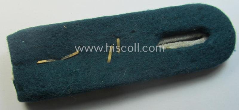 Single - and very scarcely encountered! - 'cyphered', officers'-type shoulderboard for a WH (Heeres) 'Feldpolizeiobersekretär o. Inspektor der Geheime Feldpolizei' (being of a rank comparable with an: 'Oberleutnant') — image 3