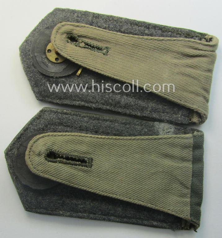 Pair of neatly 'cyphered'- (and pre-war-period!) WH (Kriegs- o. Reichsmarine) NCO-type shoulderstraps as constructed from HBT-material as intended for an: 'Oberfwbl. eines Küsten-Artillerie-Abtgs.' — image 3