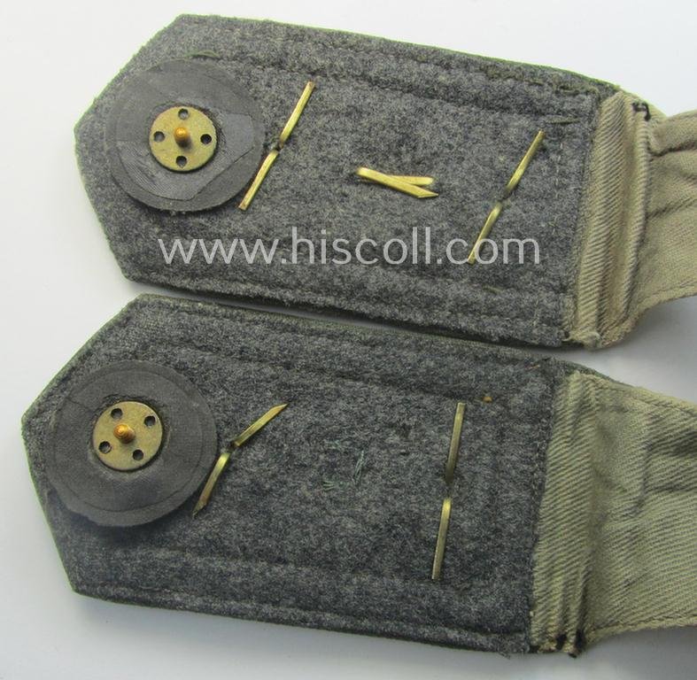 Pair of neatly 'cyphered'- (and pre-war-period!) WH (Kriegs- o. Reichsmarine) NCO-type shoulderstraps as constructed from HBT-material as intended for an: 'Oberfwbl. eines Küsten-Artillerie-Abtgs.' — image 4
