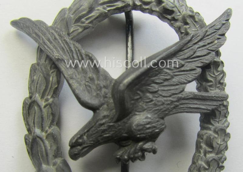 WH (Luftwaffe) 'Fliegerschützen-Abzeichen ohne Blitzbündel' being a neatly maker- (ie. 'Wilh. Deumer'-) marked- and/or: typical zinc- (ie. 'Feinzink'-) based example as was produced by the maker: 'Wilh. Deumer' and that shows a period-engraving — image 2