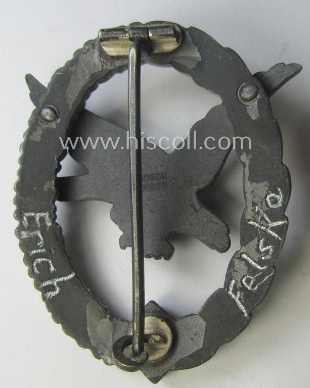 WH (Luftwaffe) 'Fliegerschützen-Abzeichen ohne Blitzbündel' being a neatly maker- (ie. 'Wilh. Deumer'-) marked- and/or: typical zinc- (ie. 'Feinzink'-) based example as was produced by the maker: 'Wilh. Deumer' and that shows a period-engraving — image 3