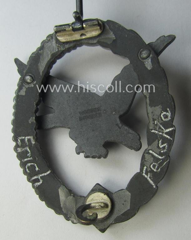 WH (Luftwaffe) 'Fliegerschützen-Abzeichen ohne Blitzbündel' being a neatly maker- (ie. 'Wilh. Deumer'-) marked- and/or: typical zinc- (ie. 'Feinzink'-) based example as was produced by the maker: 'Wilh. Deumer' and that shows a period-engraving — image 4