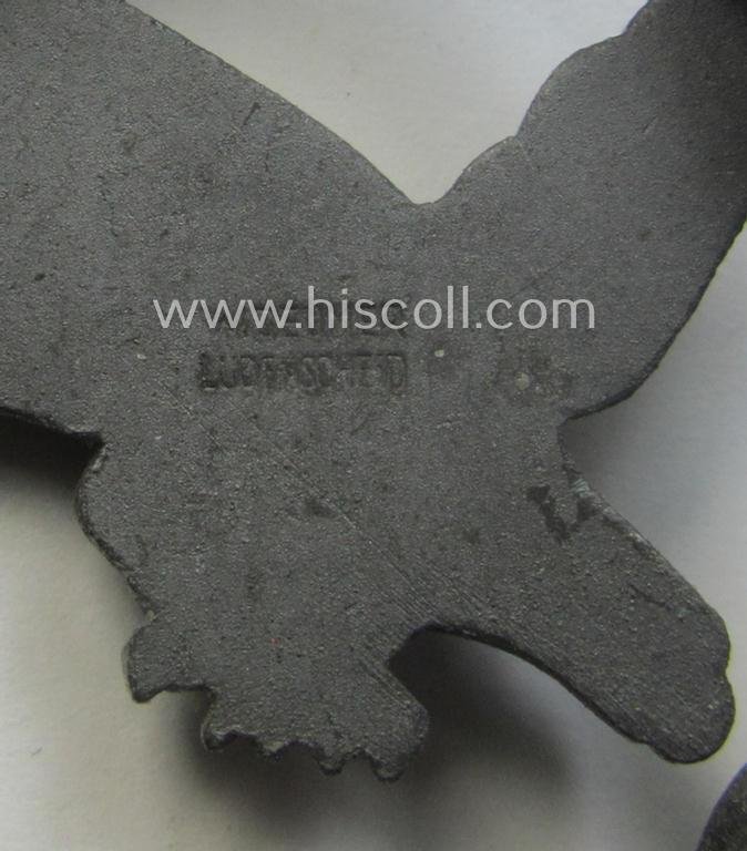 WH (Luftwaffe) 'Fliegerschützen-Abzeichen ohne Blitzbündel' being a neatly maker- (ie. 'Wilh. Deumer'-) marked- and/or: typical zinc- (ie. 'Feinzink'-) based example as was produced by the maker: 'Wilh. Deumer' and that shows a period-engraving — image 5