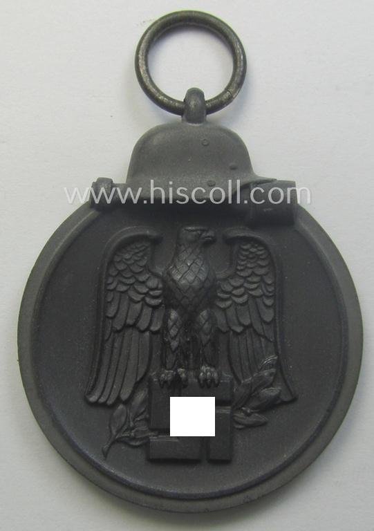 Medal-set: 'Winterschlacht im Osten 1941/42' as produced by the: 'Förster & Barth'-company being a clearly maker- (ie. '10'-marked) specimen that came stored in its original 'Zellstoff'-based pouch of issue as found — image 2