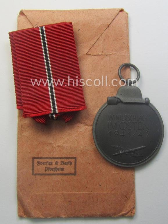 Medal-set: 'Winterschlacht im Osten 1941/42' as produced by the: 'Förster & Barth'-company being a clearly maker- (ie. '10'-marked) specimen that came stored in its original 'Zellstoff'-based pouch of issue as found — image 3