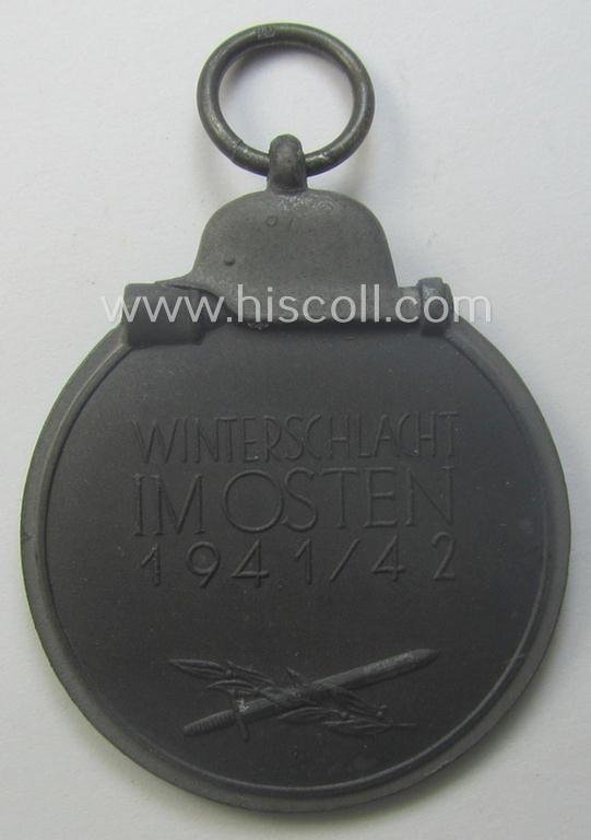 Medal-set: 'Winterschlacht im Osten 1941/42' as produced by the: 'Förster & Barth'-company being a clearly maker- (ie. '10'-marked) specimen that came stored in its original 'Zellstoff'-based pouch of issue as found — image 4
