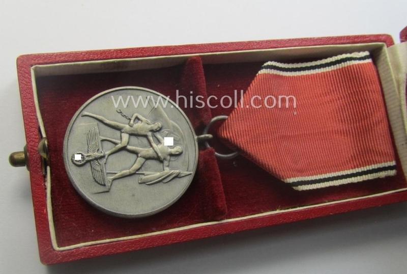 WH Austrian-occupation- (ie. 'Anschluss'-) medal: '13. März 1938' being a very attractive (and hardly tarnished) example that comes stored in its bright-red-coloured- and/or typical non-maker-marked etui as issued — image 2