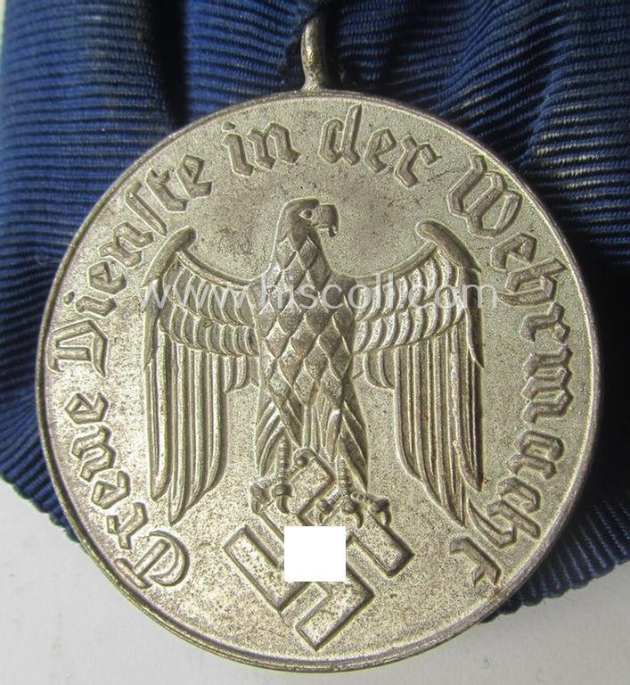 Bright-silver-toned WH (Heeres o. KM) so-called: 'Einzelspange' showing a: 'WH-Dienstauszeichnung 4. Stufe' (as was intended for 4 years of loyal-service) and that shows a detailed, Heeres o. KM-type-eagle-device, period-attached — image 2