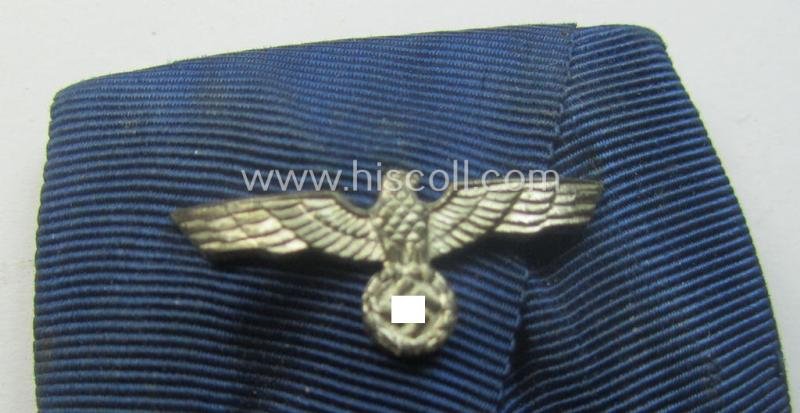 Bright-silver-toned WH (Heeres o. KM) so-called: 'Einzelspange' showing a: 'WH-Dienstauszeichnung 4. Stufe' (as was intended for 4 years of loyal-service) and that shows a detailed, Heeres o. KM-type-eagle-device, period-attached — image 3