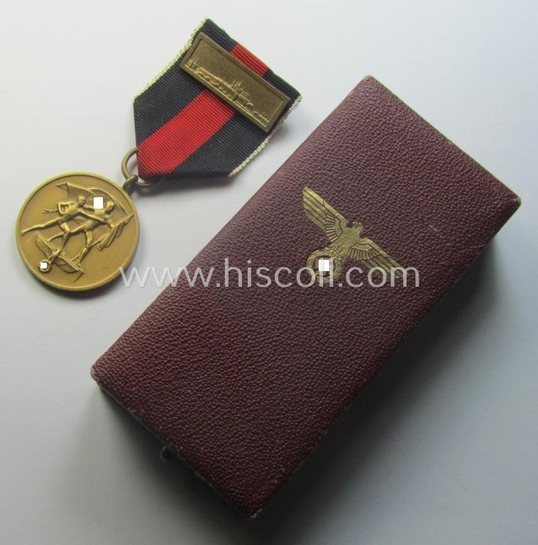 WH Czech-occupation- (ie. 'Anschluss'-) medal: '1. Oktober 1938' that comes with its period-attached 'PB-Spange' and that comes stored in its bordeaux-red-coloured- and/or non-maker-marked etui — image 2