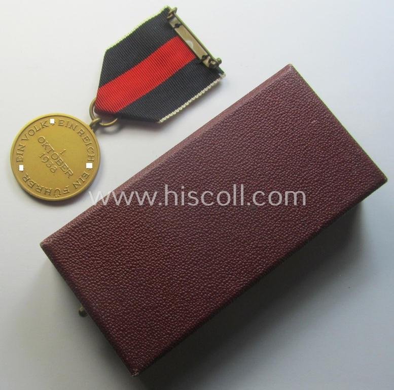 WH Czech-occupation- (ie. 'Anschluss'-) medal: '1. Oktober 1938' that comes with its period-attached 'PB-Spange' and that comes stored in its bordeaux-red-coloured- and/or non-maker-marked etui — image 3