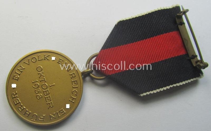 WH Czech-occupation- (ie. 'Anschluss'-) medal: '1. Oktober 1938' that comes with its period-attached 'PB-Spange' and that comes stored in its bordeaux-red-coloured- and/or non-maker-marked etui — image 6