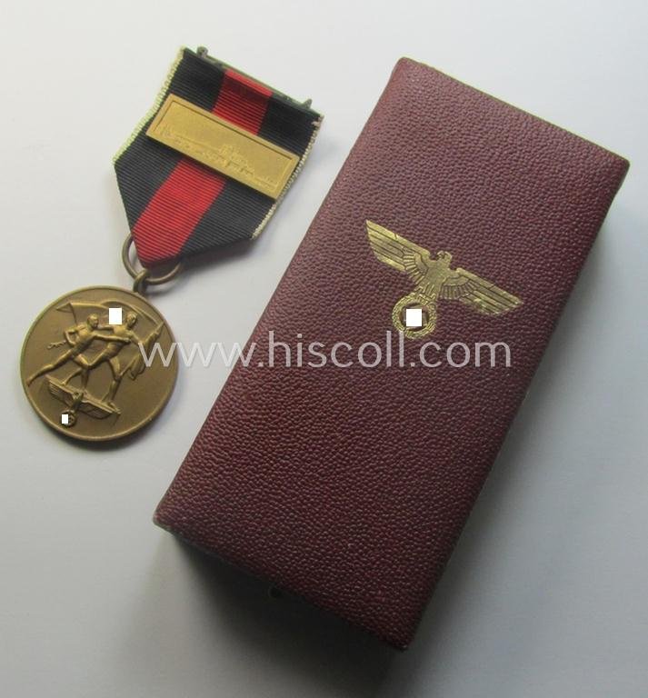 WH Czech-occupation- (ie. 'Anschluss'-) medal: '1. Oktober 1938' that comes with its period-attached 'PB-Spange' and that comes stored in its bordeaux-red-coloured- and/or non-maker-marked etui — image 2
