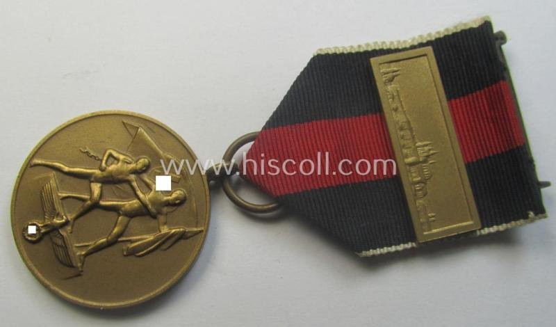 WH Czech-occupation- (ie. 'Anschluss'-) medal: '1. Oktober 1938' that comes with its period-attached 'PB-Spange' and that comes stored in its bordeaux-red-coloured- and/or non-maker-marked etui — image 3
