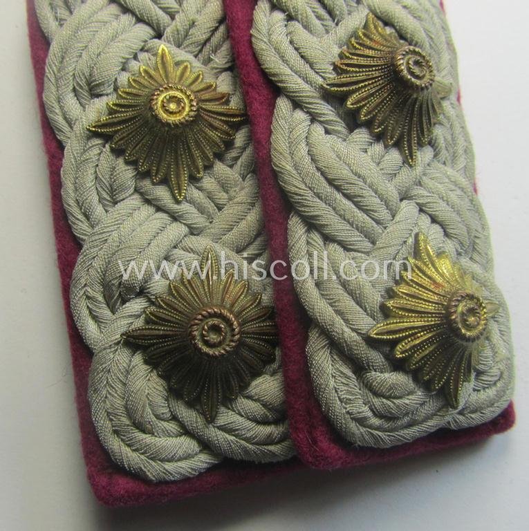 Pair of WH (Heeres) officers'-pattern shoulderboards as piped in the neat darker-purple-red- (ie. 'bordeaux-roter'-) coloured branchcolour: 'Oberst u. Mitglied der (Nebel)Werfer-Trpn.' — image 2