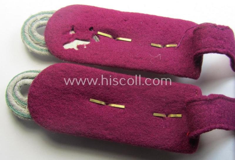 Pair of WH (Heeres) officers'-pattern shoulderboards as piped in the neat darker-purple-red- (ie. 'bordeaux-roter'-) coloured branchcolour: 'Oberst u. Mitglied der (Nebel)Werfer-Trpn.' — image 4