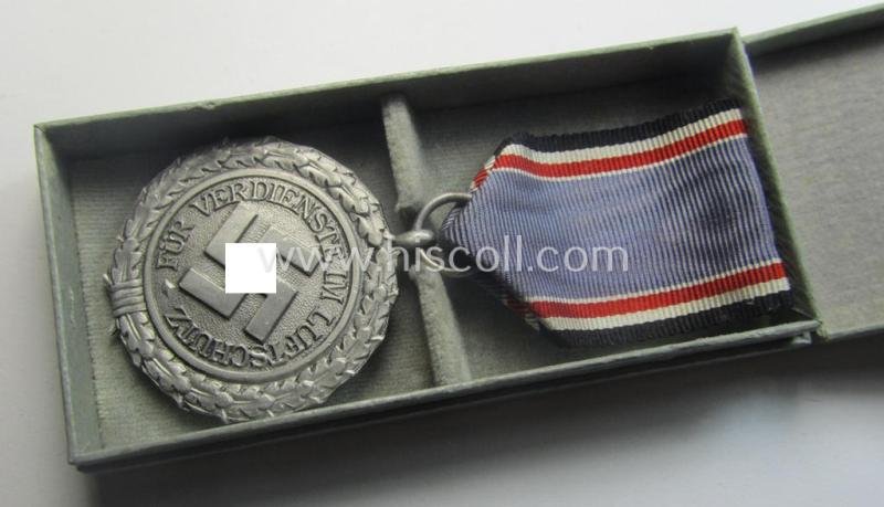 'Stonemint', light-weight (ie. typical aluminium-based) medal as was intended for air-raid wardens 2nd. class (or: 'Luftschutz-Ehrenzeichen 2. Stufe') that comes stored in its period, dove-grey-coloured etui — image 2