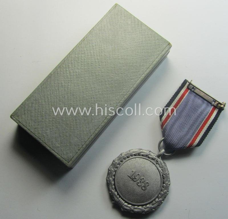'Stonemint', light-weight (ie. typical aluminium-based) medal as was intended for air-raid wardens 2nd. class (or: 'Luftschutz-Ehrenzeichen 2. Stufe') that comes stored in its period, dove-grey-coloured etui — image 3