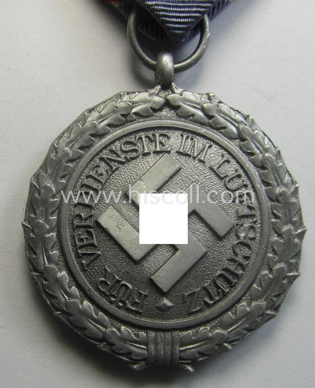 'Stonemint', light-weight (ie. typical aluminium-based) medal as was intended for air-raid wardens 2nd. class (or: 'Luftschutz-Ehrenzeichen 2. Stufe') that comes stored in its period, dove-grey-coloured etui — image 4