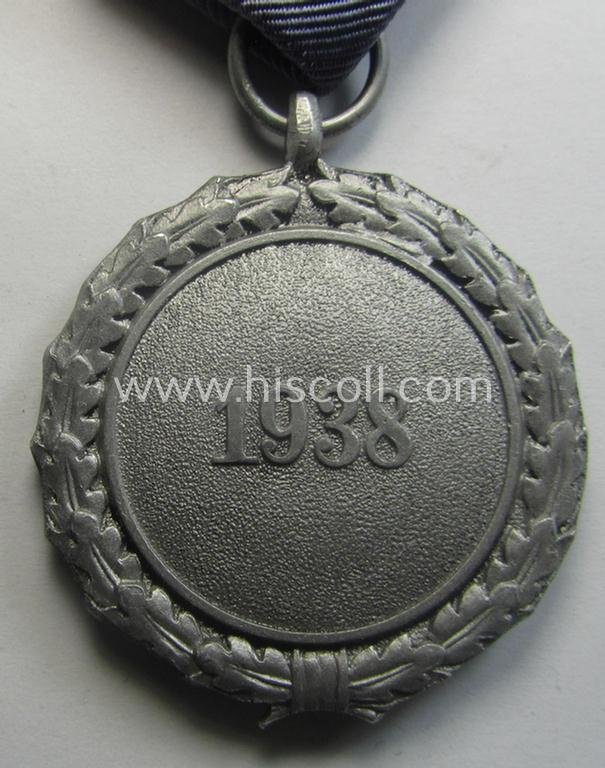 'Stonemint', light-weight (ie. typical aluminium-based) medal as was intended for air-raid wardens 2nd. class (or: 'Luftschutz-Ehrenzeichen 2. Stufe') that comes stored in its period, dove-grey-coloured etui — image 5