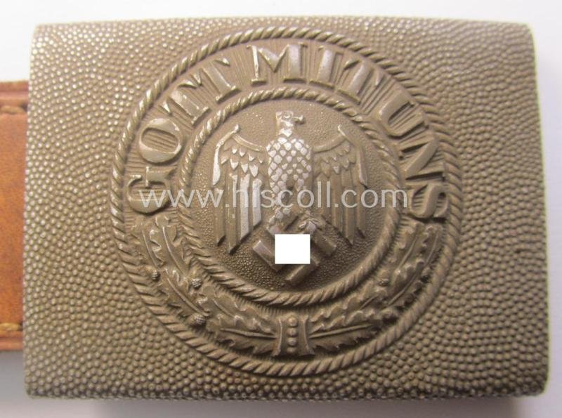 WH (Heeres) 'standard-pattern', field-grey-toned- and aluminium-based belt-buckle being a maker- (ie. 'Hermann Knoller - Pforzheim'-) marked- and/or: '1939'-dated example that comes mounted onto its leather-based tab — image 2