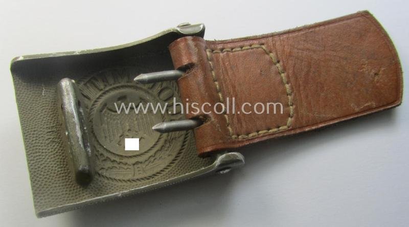 WH (Heeres) 'standard-pattern', field-grey-toned- and aluminium-based belt-buckle being a maker- (ie. 'Hermann Knoller - Pforzheim'-) marked- and/or: '1939'-dated example that comes mounted onto its leather-based tab — image 4