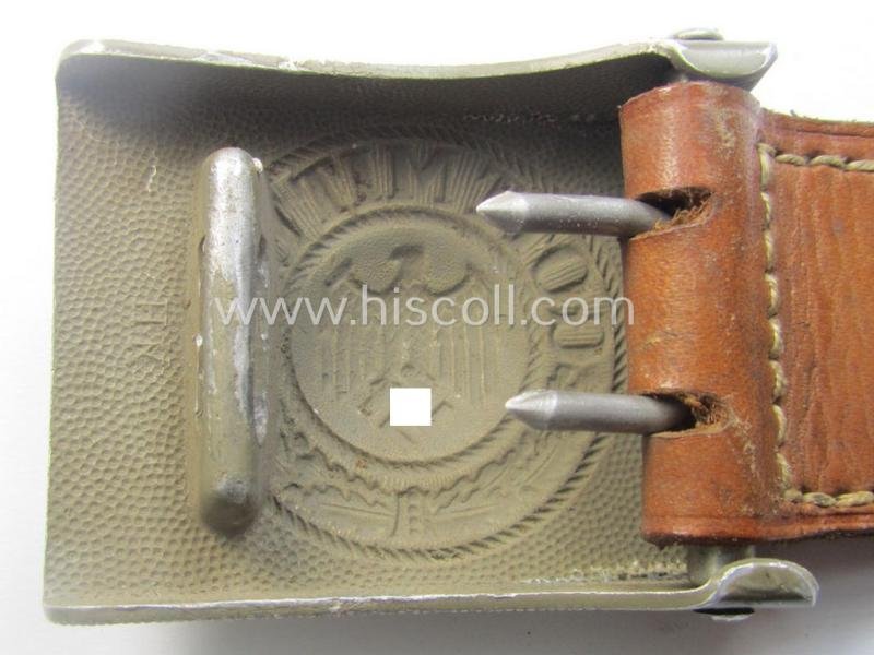 WH (Heeres) 'standard-pattern', field-grey-toned- and aluminium-based belt-buckle being a maker- (ie. 'Hermann Knoller - Pforzheim'-) marked- and/or: '1939'-dated example that comes mounted onto its leather-based tab — image 5