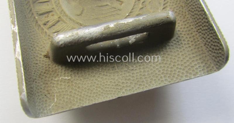 WH (Heeres) 'standard-pattern', field-grey-toned- and aluminium-based belt-buckle being a maker- (ie. 'Hermann Knoller - Pforzheim'-) marked- and/or: '1939'-dated example that comes mounted onto its leather-based tab — image 6