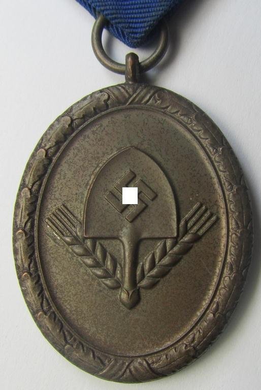 RAD (ie. 'Reichsarbeitsdienst'): 'Dienstauszeichnung 4. Stufe für Männer' as was intended for 4 years loyal-service and that comes mounted onto its period (broad-sized) ribbon (ie. 'Bandabschnitt') — image 2